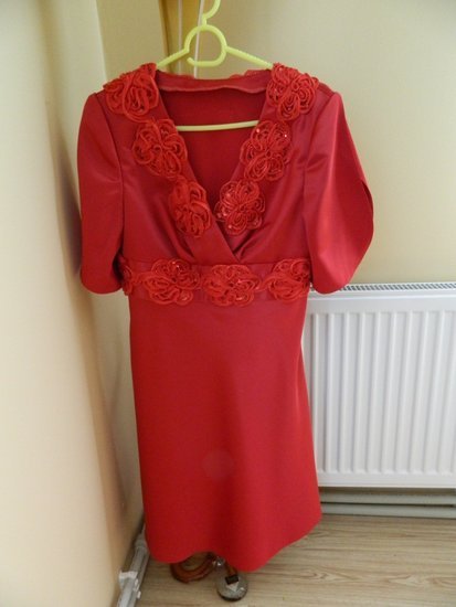 raudona puošni suknelė