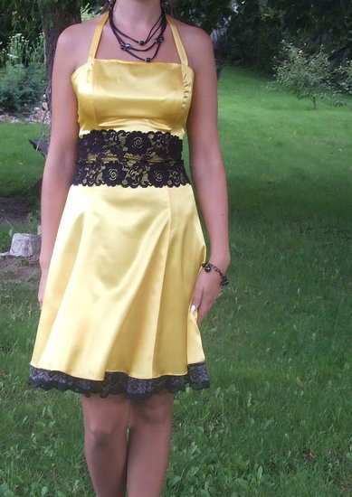 Ryški, geltona suknelė