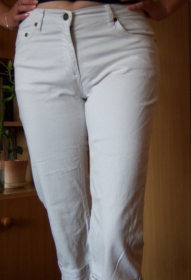 Balti trumpi džinsai