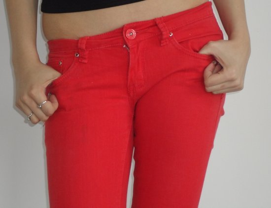 Raudoni džinsai