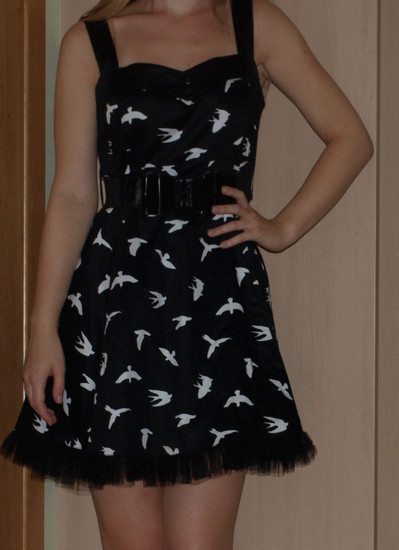 Puošni juoda suknelė su paukščiukais