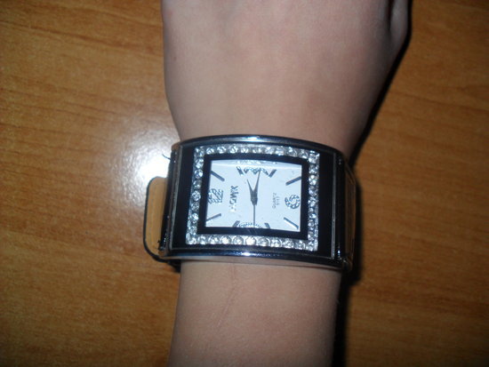Stilingas masyvus moteriskas laikrodis