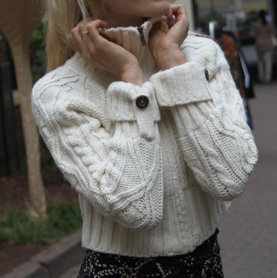 trumpas baltas megztinis