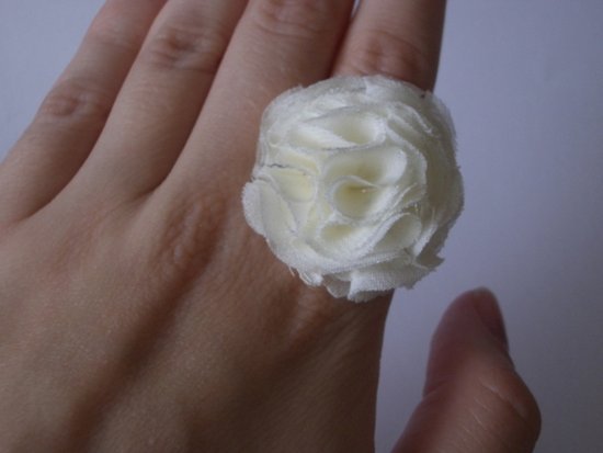 Žiedas balta gėlė