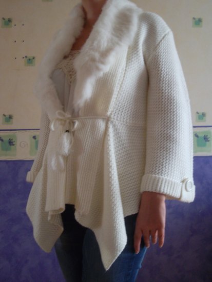 Naujas, pieno baltumo megztinis