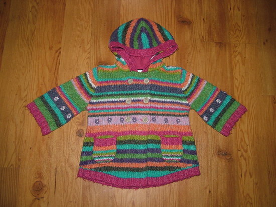 Next megztinukas