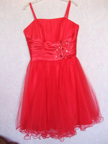 raudona suknelė vestuviams