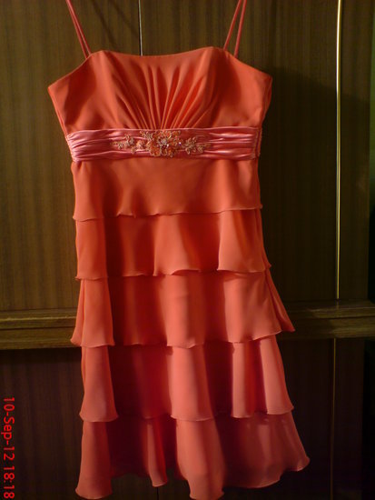 Persikines spalvos suknele