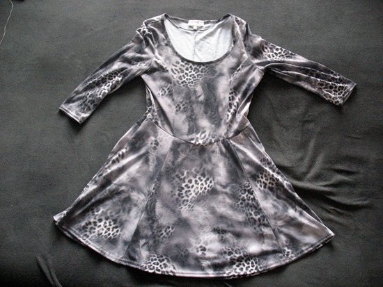 Pilka leopardinė suknelė
