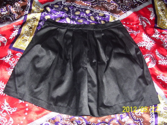 Juodas trumpas sijonas
