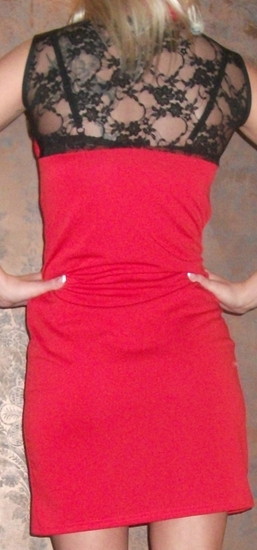 raudona suknelė su nėriniais