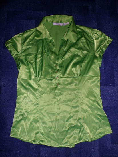 Žali atlasiniai marškinukai