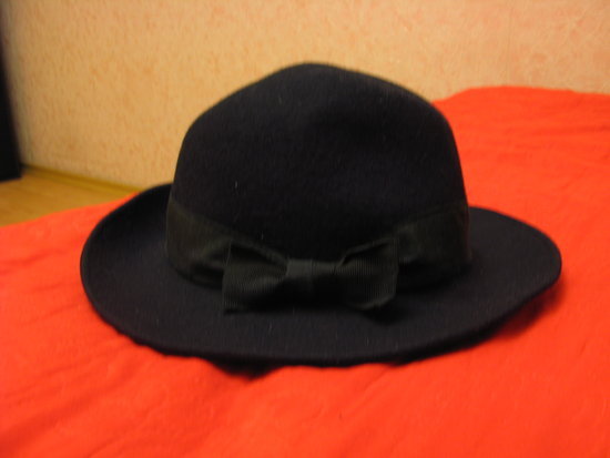 Nuostabi juoda vilnonė skrybėlė