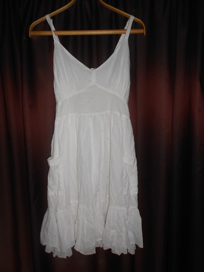 Kerinčio grožio balta suknelė