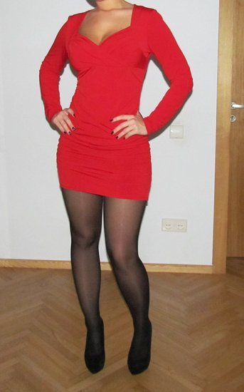 tobula raudona suknele