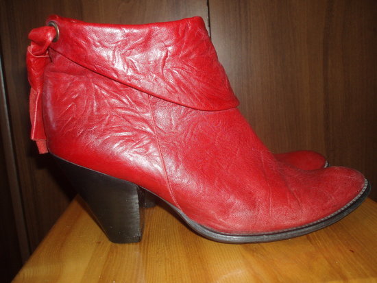 Odiniai išskirtiniai raudoni batai