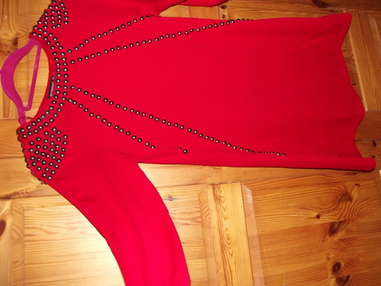 Raudona suknelė su kniedėmis