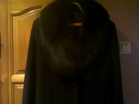 juodas prasmatnus paltas