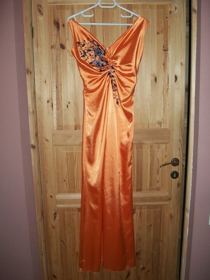 Oranžinė pamergių suknelė.