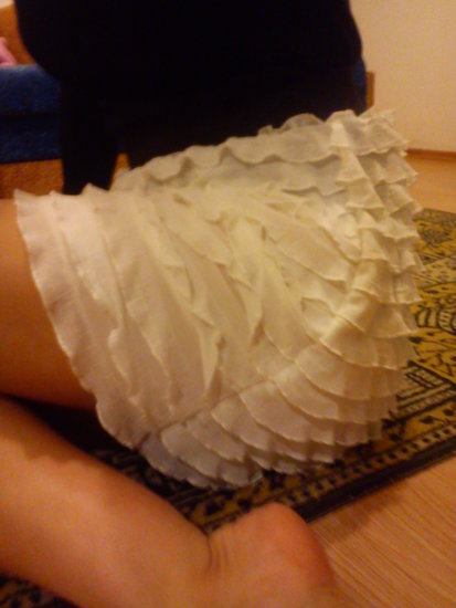 Baltas sluoksniuotas sijonas