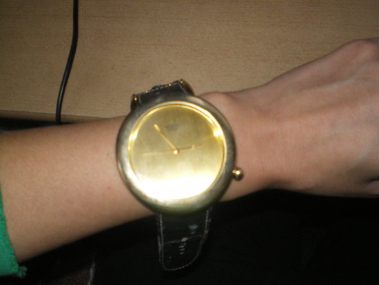 aukso spalvos laikrodis