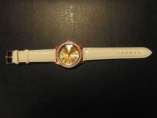 Baltos spalvos laikrodis