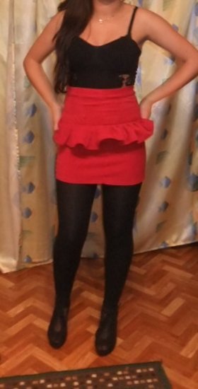 Vienetinis raudonas sijonas