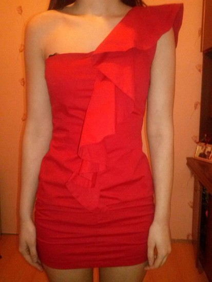 Raudona nauja suknele