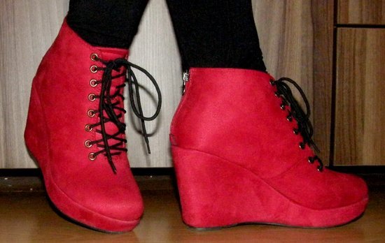 Raudoni batai ant platformos