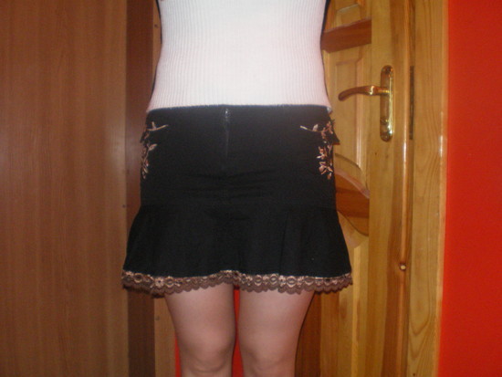 naujas juodas graziai atrodantis sijonas