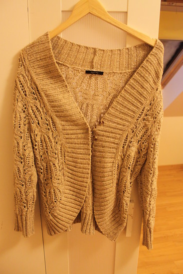 Rudas neriniuotas megztinis