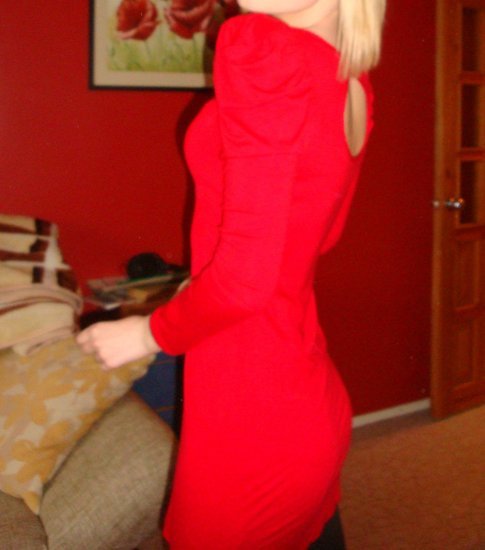 raudona suknelė