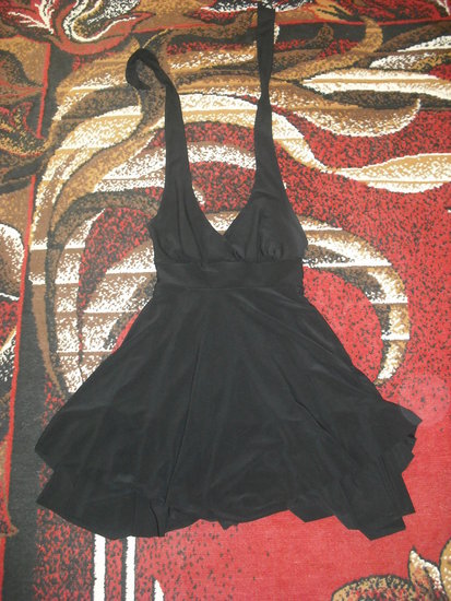 maža juoda suknelė
