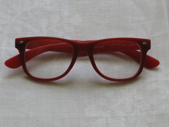 Raudoni akiniai