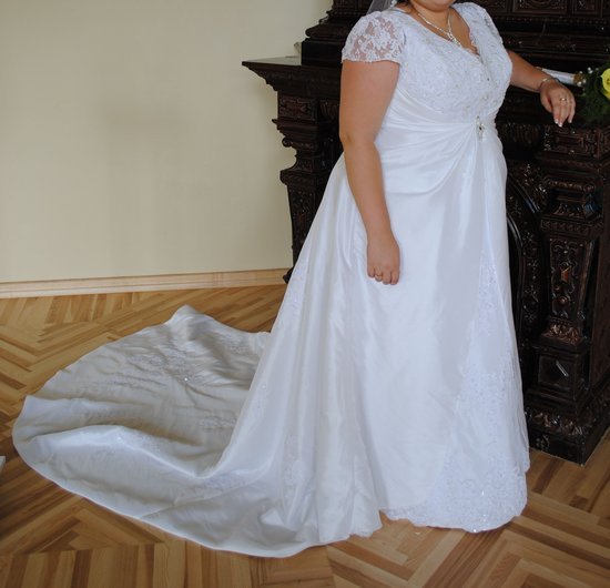 Pieno putos baltumo vestuvinė suknelė