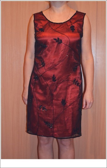 Proginė, raudona, siuvinėta suknelė.