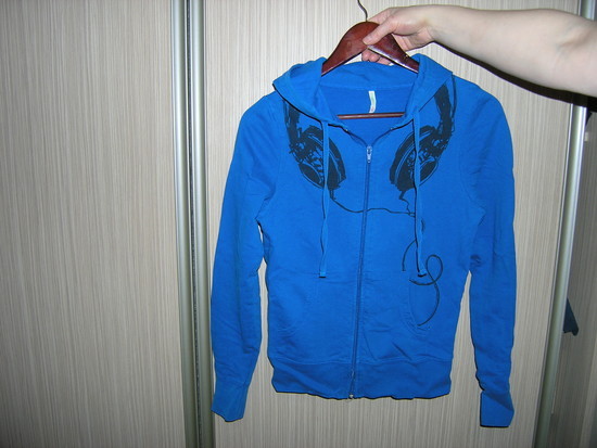 Mėlynas džemperis su ausinių piešiniu