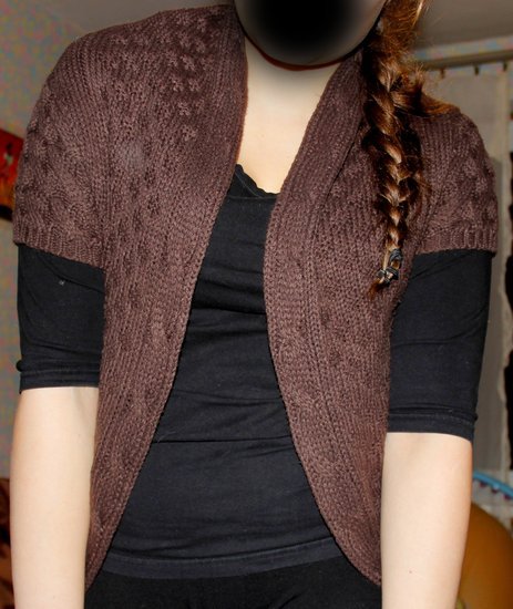 Šokoladinės spalvos megztinis su pynėmis