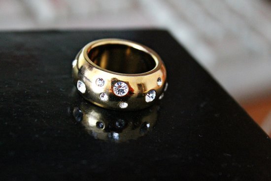 Aukso spalvos žiedas