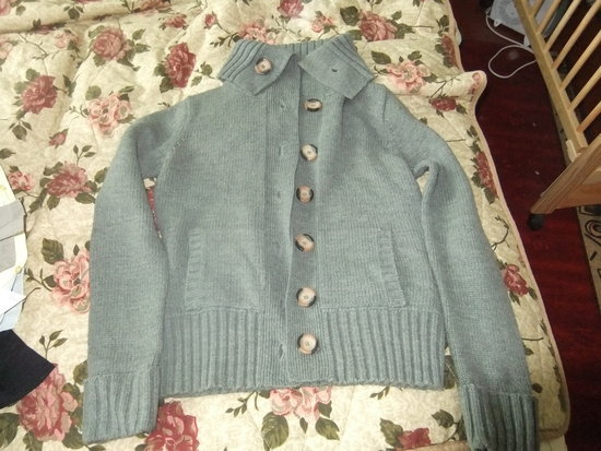 chaki megztinukas