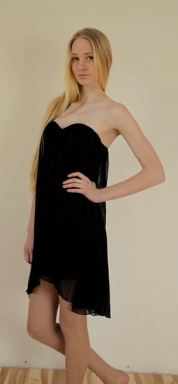 Stilinga, nauja trumpa juoda suknelė