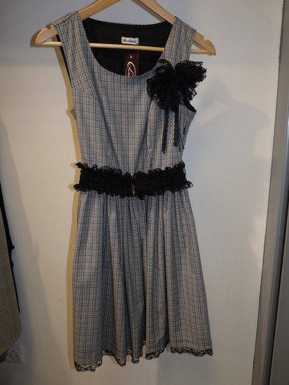 Pilka klasikinė suknelė su dirželiu