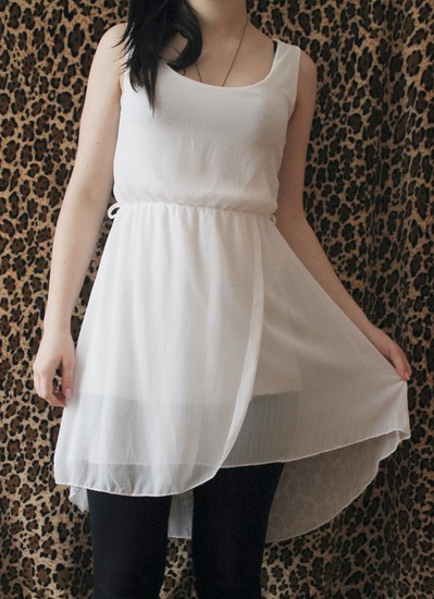 Asimetriška balta suknelė