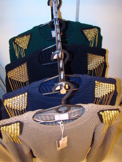 Megztinis su kniedėmis