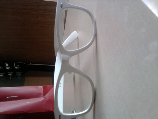 Balti akinukai ( nerdai ) 