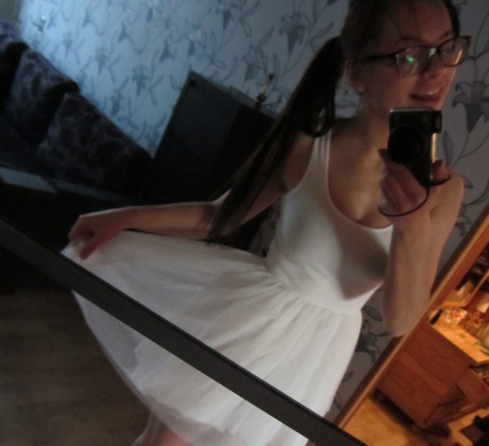 Balta suknelė su tiuliu
