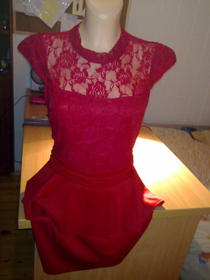 Gipiurine raudona suknele