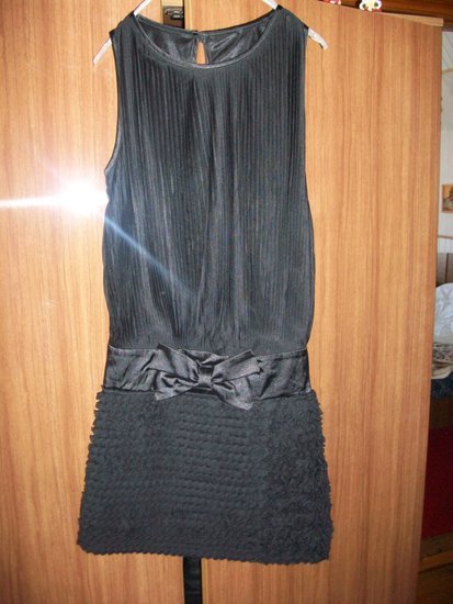 juoda trumpa suknelė su kaspinėliu