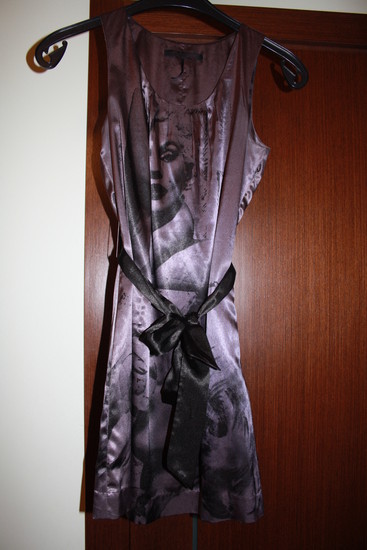 Šilkinė suknelė su juodu šilkiniu dirželiu