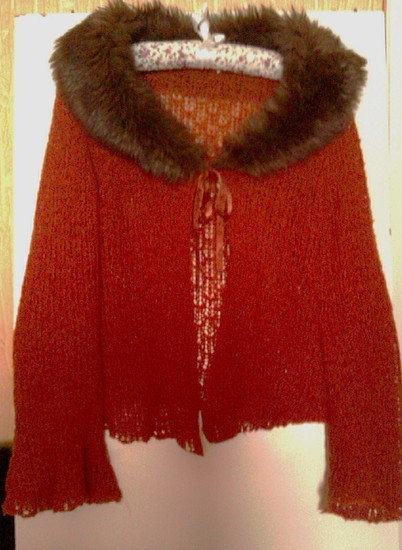 Oranžinis megztinis su kailiu